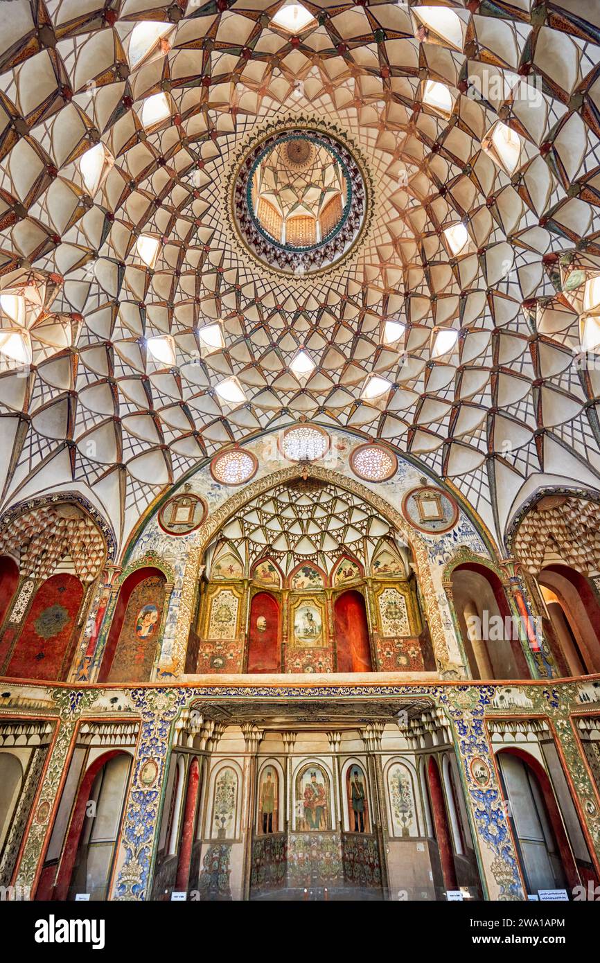 Richement décoré plafond en dôme de la salle principale de Borujerdi House, riche maison traditionnelle persane construite en 1857. Kashan, Iran. Banque D'Images