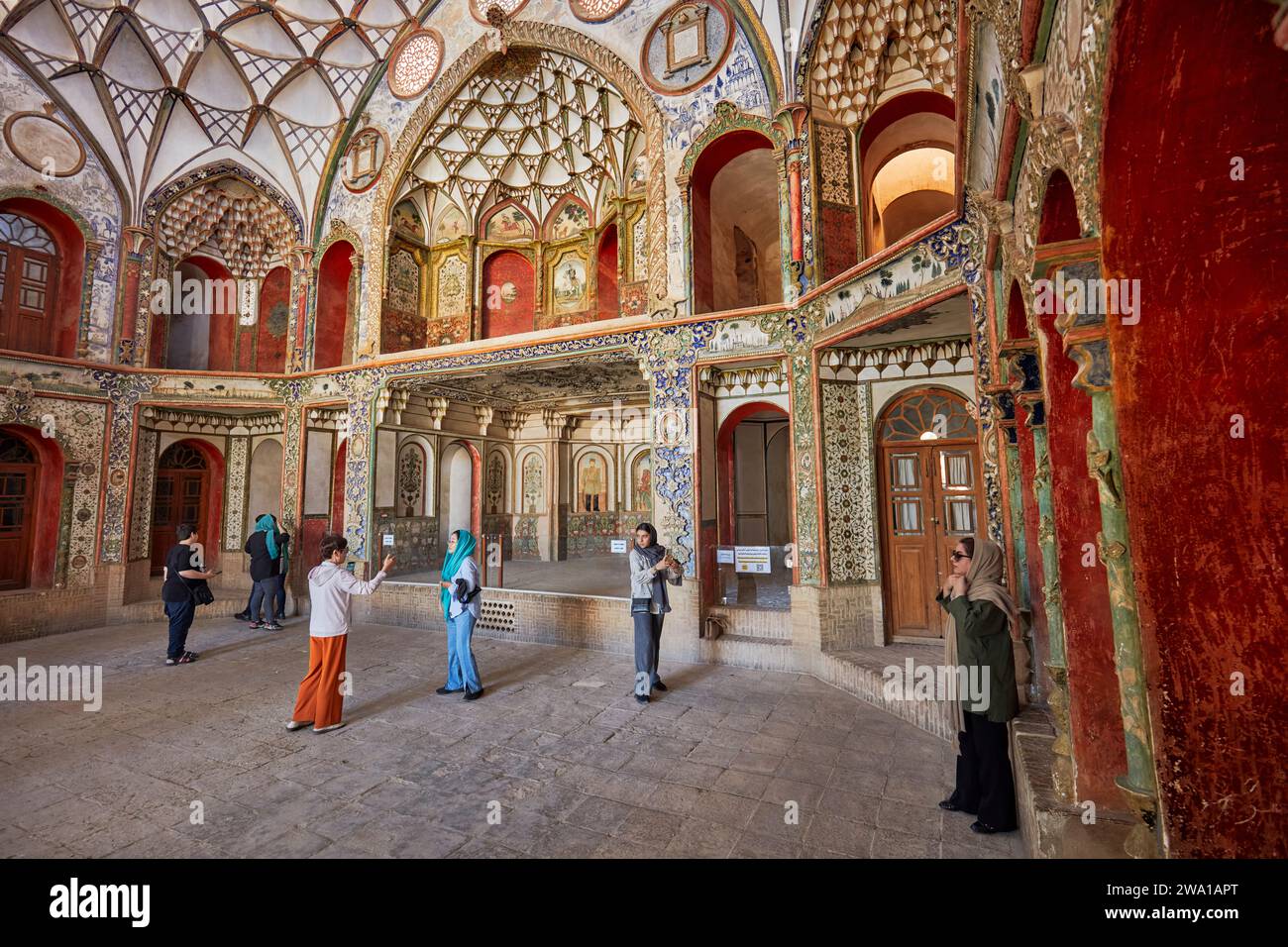 Les touristes visitent le hall principal de Borujerdi House, riche maison traditionnelle persane construite en 1857. Kashan, Iran. Banque D'Images