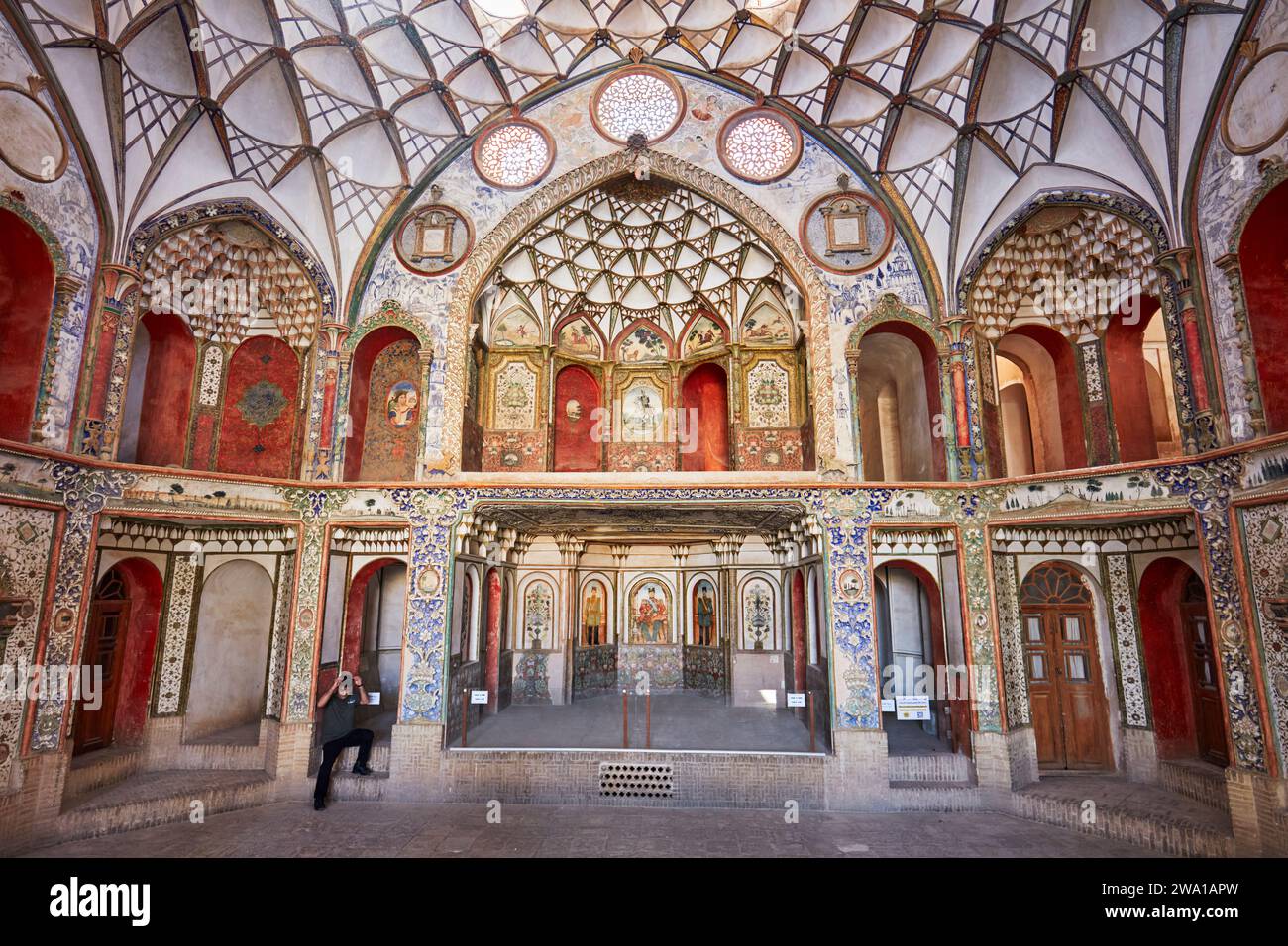 Salle principale richement décorée dans Borujerdi House, riche maison traditionnelle persane construite en 1857. Kashan, Iran. Banque D'Images