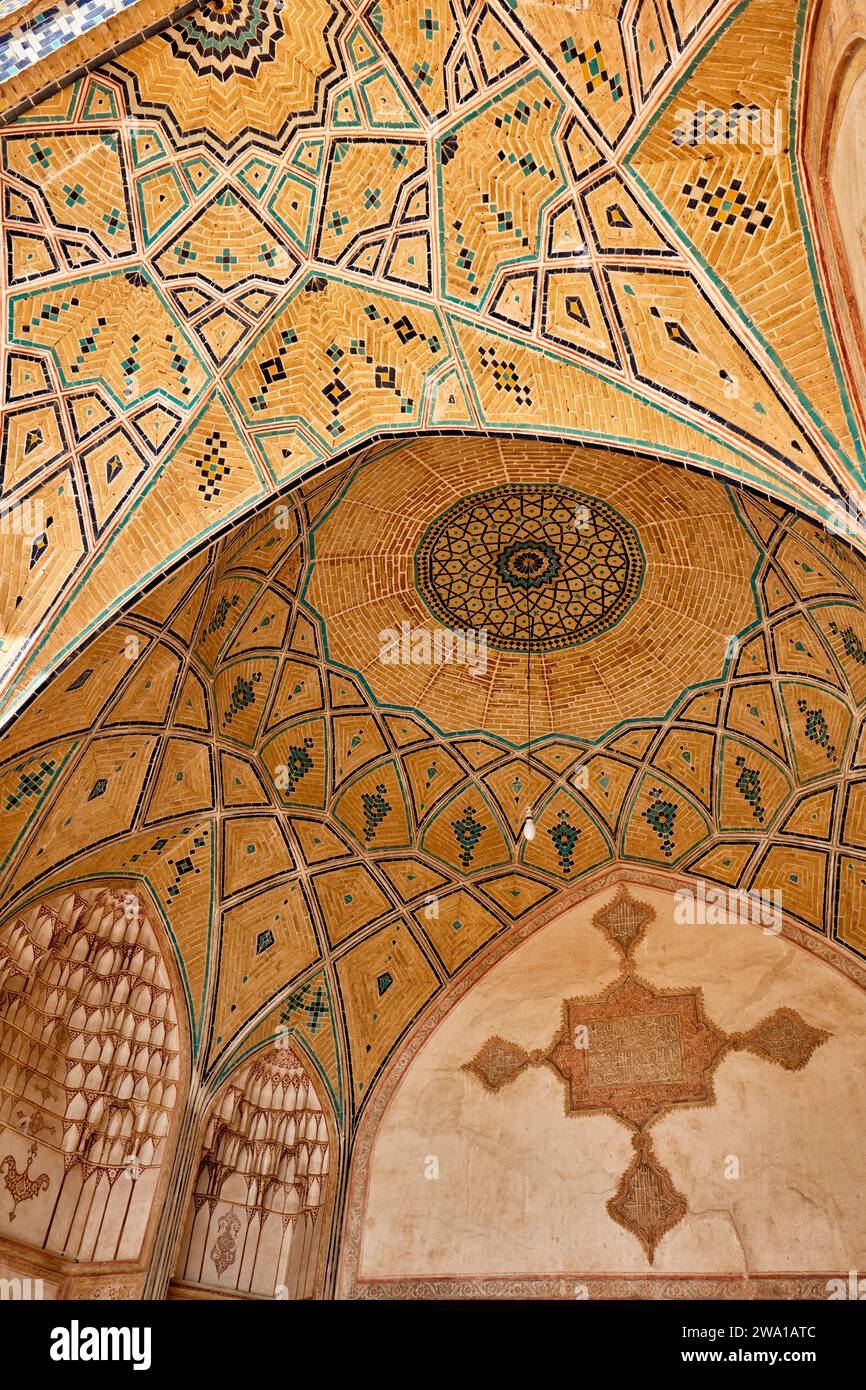 Plafond en dôme décoré dans la porte d'entrée principale de la mosquée Agha Bozorg du 18e siècle à Kashan, Iran. Banque D'Images