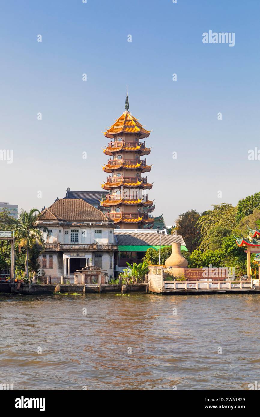 Une pagode au bord de la rivière Shao Phraya, Bangkok, Thaïlande. Banque D'Images