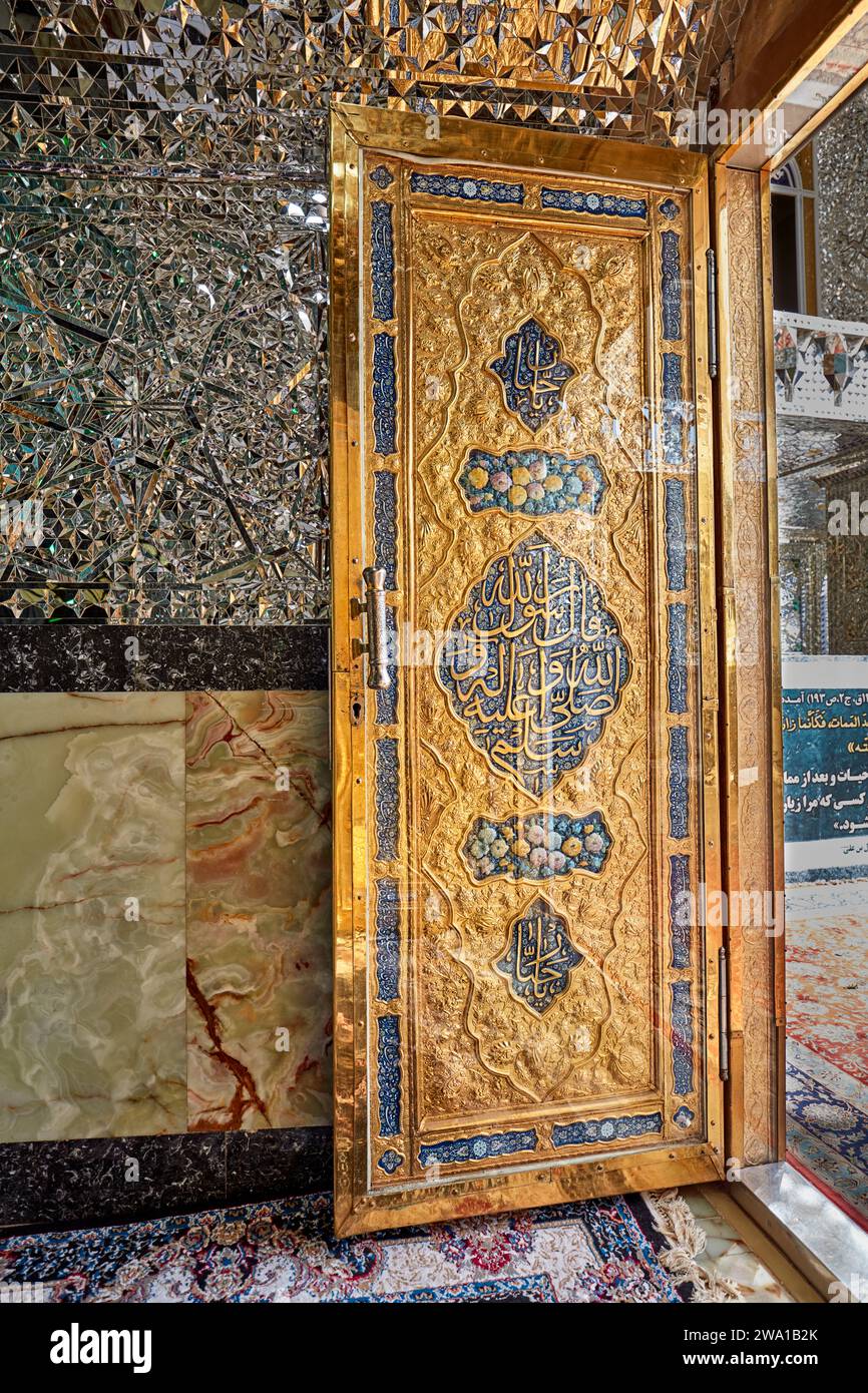 Porte dorée dans le sanctuaire Imamzadeh Mohammed Helal richement décoré avec embossage complexe et calligraphie islamique. Aran o Bidgol, Iran. Banque D'Images