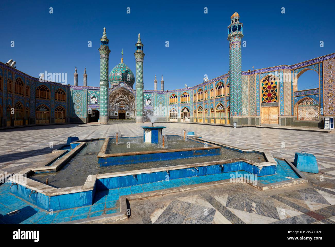 Vue panoramique du sanctuaire Imamzadeh Mohammed Helal bin Ali et de sa cour à Aran o Bidgol, Iran. Banque D'Images