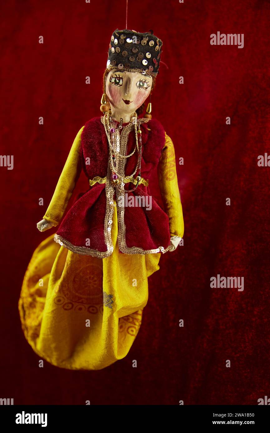 La marionnette persane du 19e siècle représentant une jeune femme en costume rouge et jaune coloré. Puppet Museum House, Kashan, Iran. Banque D'Images