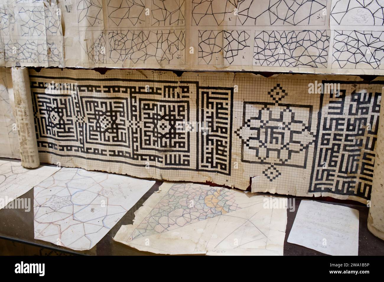 Dessins arabesques originaux utilisés dans la décoration en tuile et stuc de la maison Taj, manoir historique du 19e siècle à Kashan, Iran. Banque D'Images