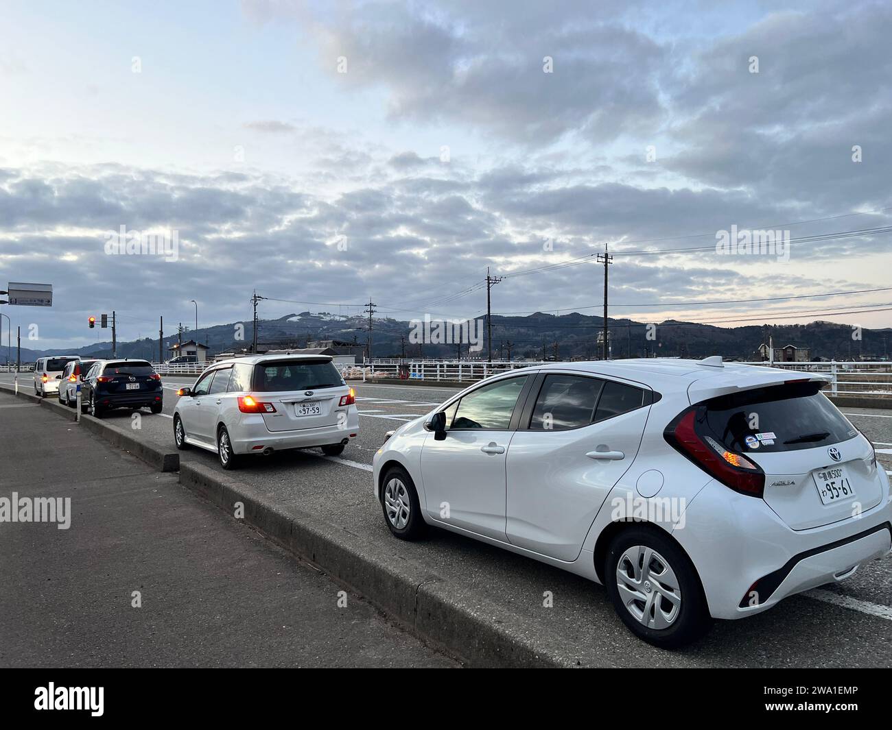 Tokyo. 1 janvier 2024. Des voitures attendent de plus amples informations à la sortie d'une autoroute dans la ville d'Oyabe de la préfecture de Toyama au Japon, le 1 janvier 2024. Une série de forts tremblements de terre dont les plus importants mesurés jusqu’à une magnitude de 7,6 ont frappé la préfecture centrale japonaise d’Ishikawa lundi, avec des alertes au tsunami émises, selon l’Agence météorologique japonaise (JMA). Crédit : Sun Jialin/Xinhua/Alamy Live News Banque D'Images