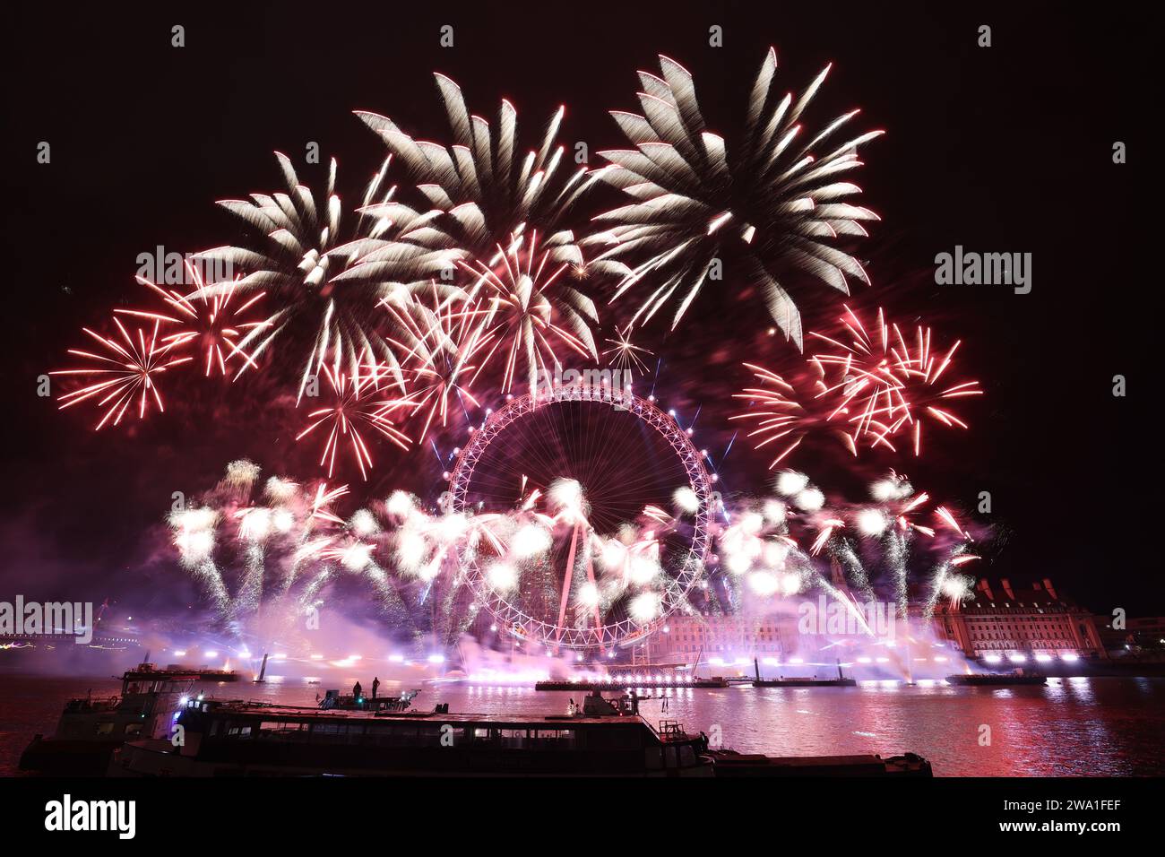 Feu d'artifice du nouvel an Londres 2024 au London Eye sur la Tamise 1