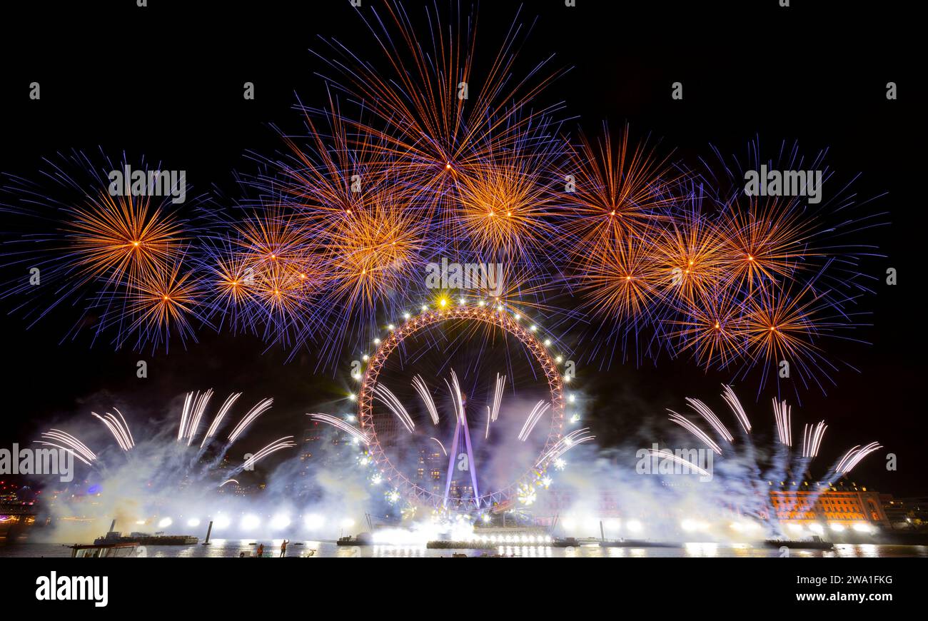 Feu d'artifice du nouvel an Londres 2024 au London Eye sur la Tamise 1