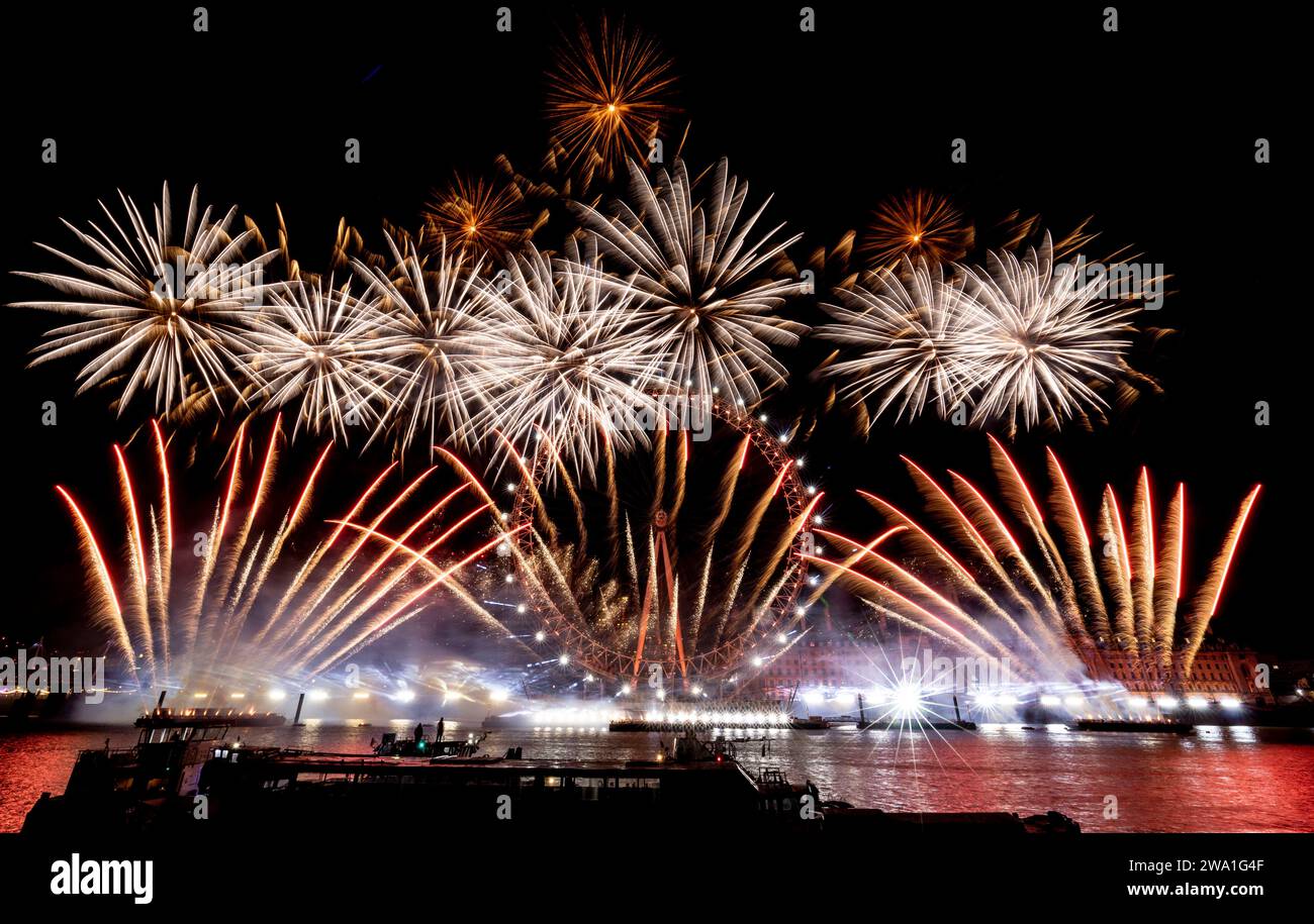 Feu d'artifice du nouvel an Londres 2024 au London Eye sur la Tamise 1