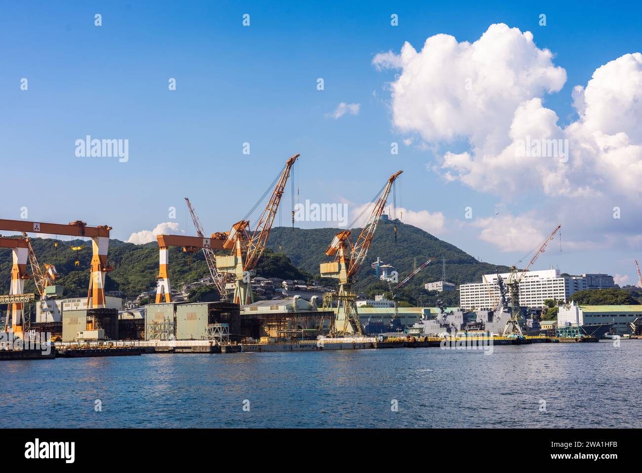 Chantiers navals dans la baie de Nagasaki Japon, paysage industriel port côtier Banque D'Images