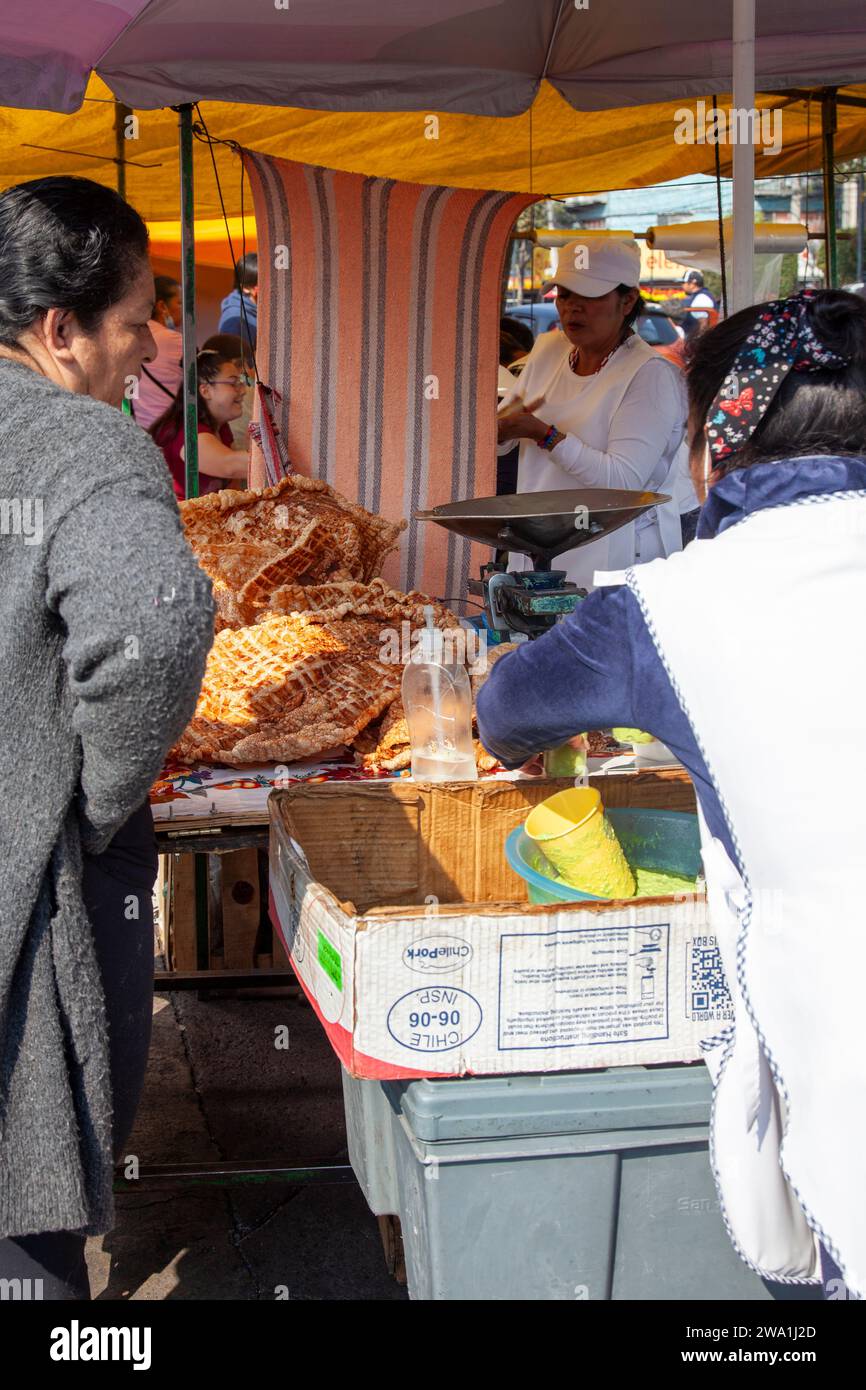 Stands de nourriture sur la route aux côtés de Mercado Jamaica à Mexico, Mexique Banque D'Images