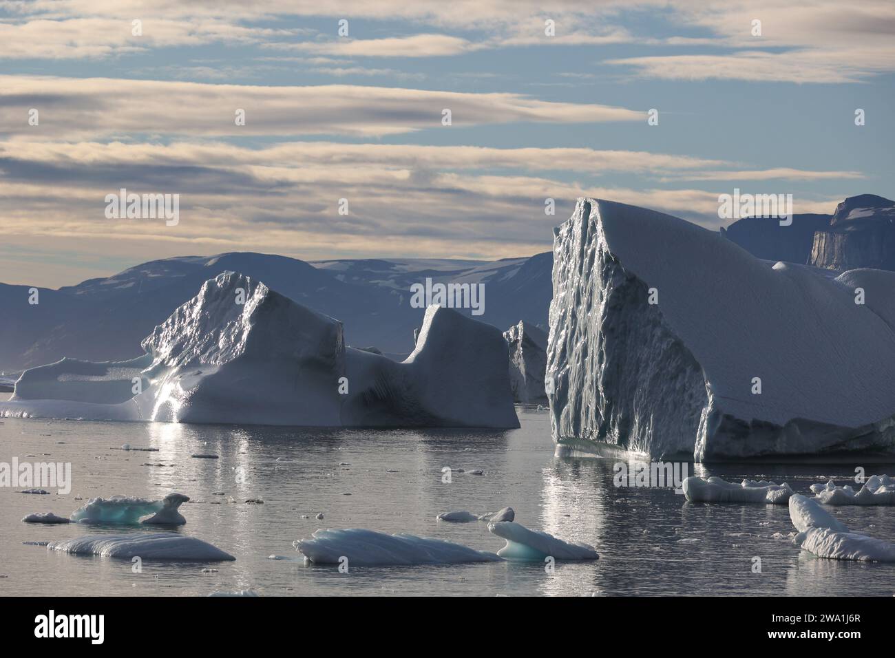 Vue des icebergs dans le fjord d'Uummannaq, Groenland, Danemark Banque D'Images