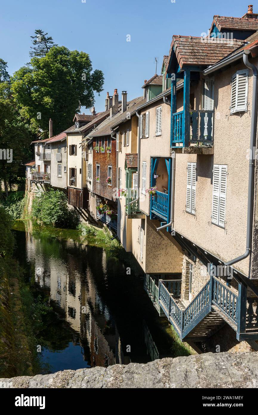 La ville d'Arbois et la rivière Cuisance | la petite cité franc-comtoise d'Arbois. Banque D'Images