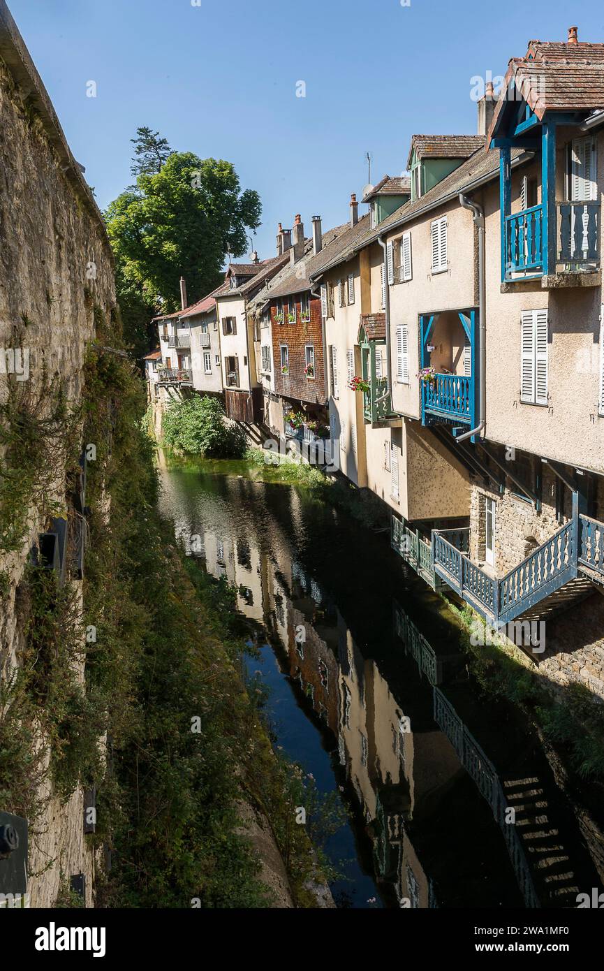 La ville d'Arbois et la rivière Cuisance | la petite cité franc-comtoise d'Arbois. Banque D'Images