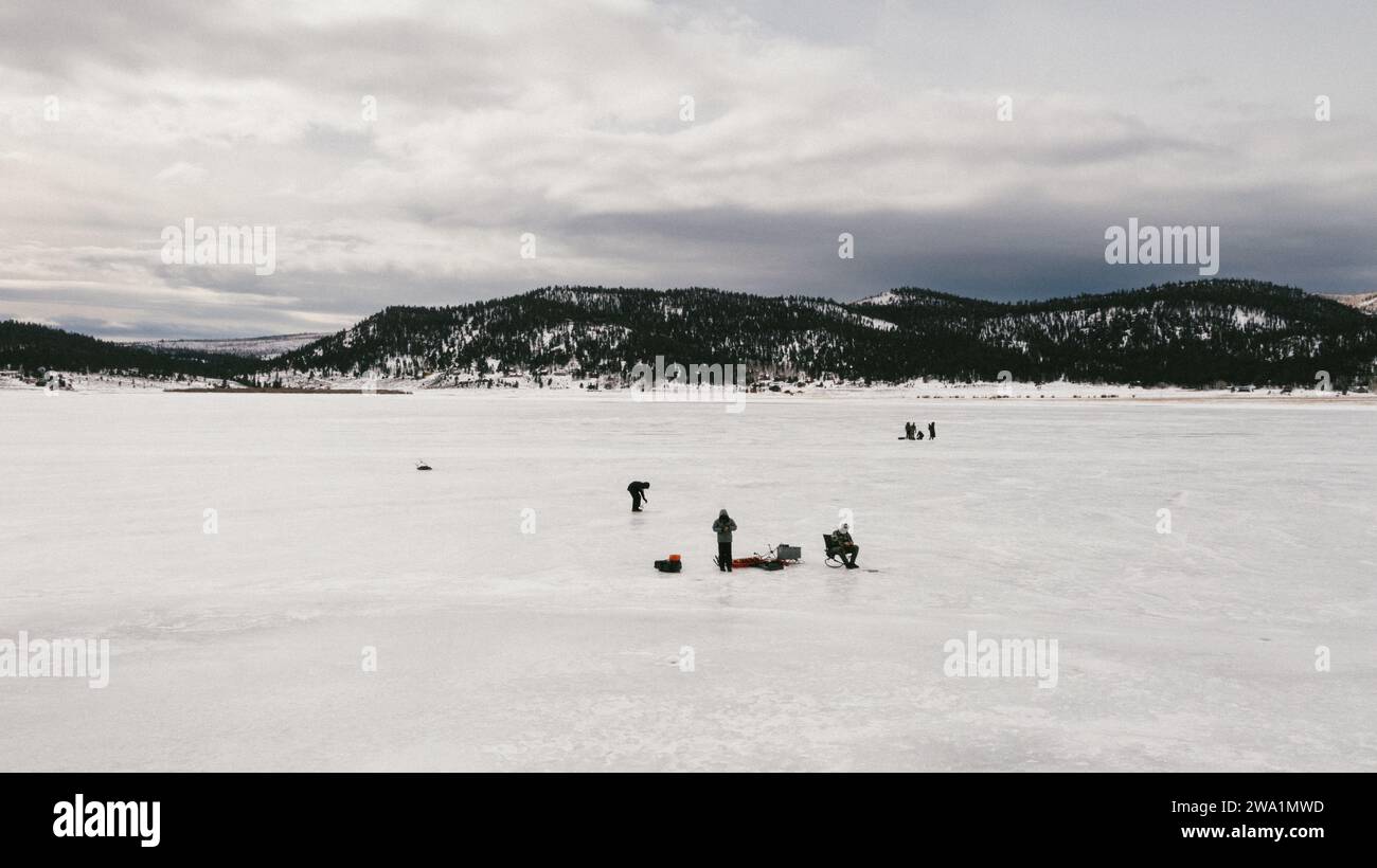 Pêcheurs sur le lac gelé dans la vallée de montagne pêche sur glace Banque D'Images