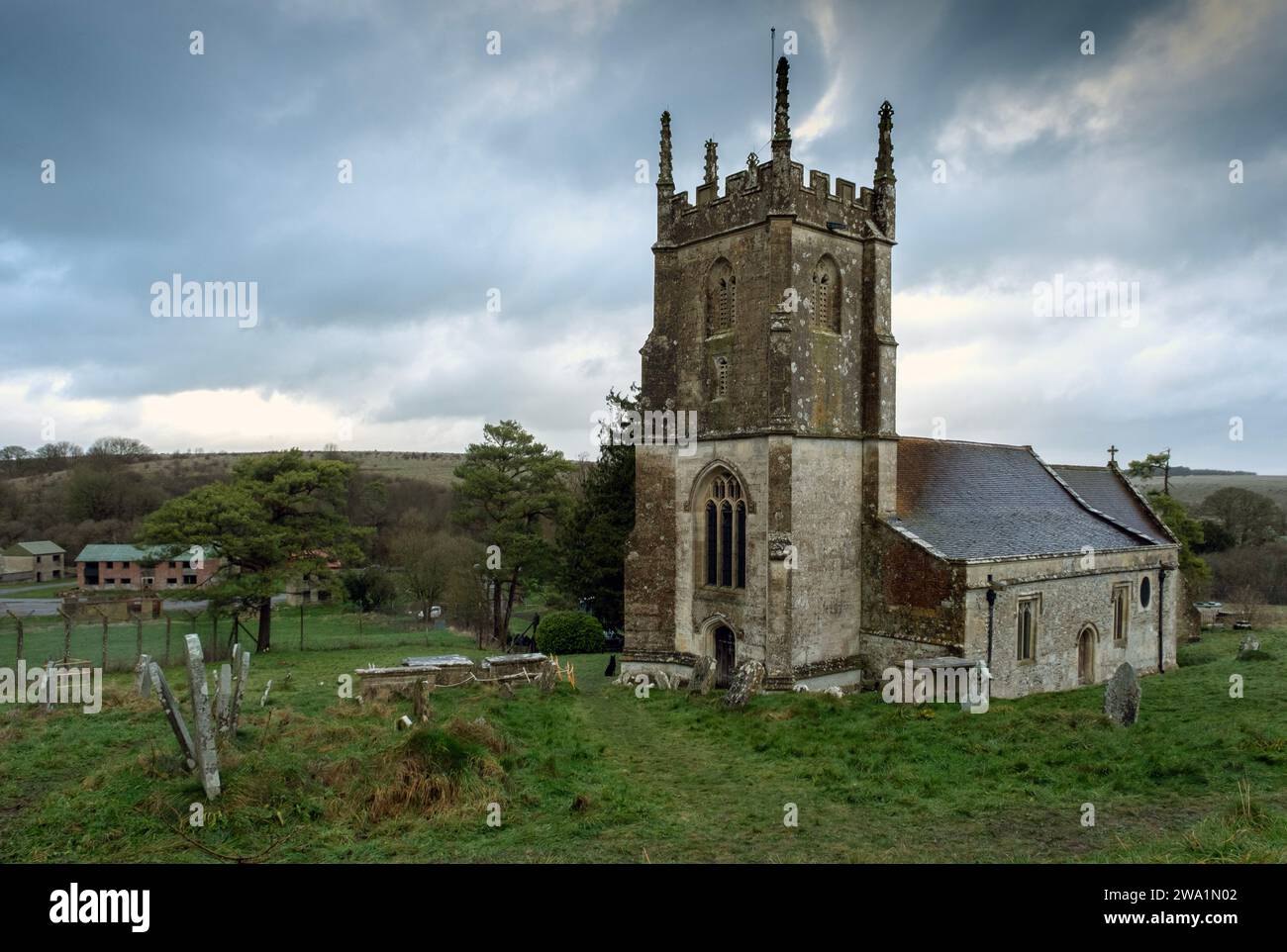 Le «village perdu» d'Imber, Salisbury Plain, Wiltshire, Royaume-Uni, montrant l'église, Imber court (volets verts) et les maisons d'entraînement de l'armée et panneau d'avertissement. Banque D'Images
