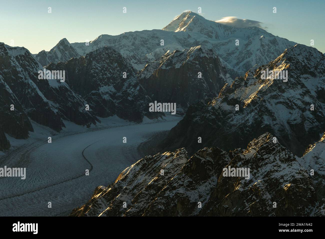Ruth Glacier tisse les montagnes avec Denali au premier plan Banque D'Images