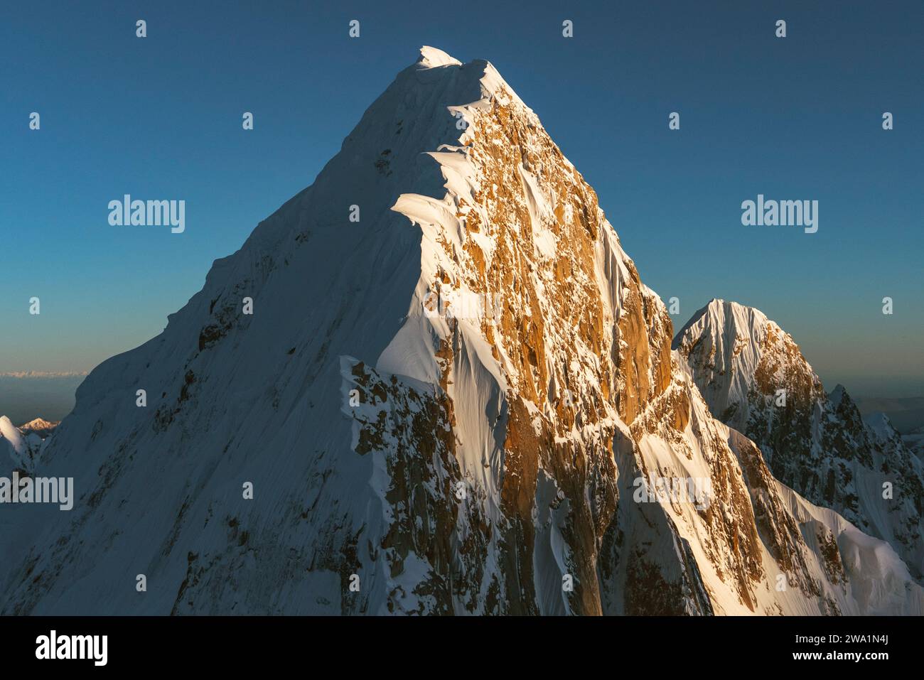 Mt Huntington avec alpenglow au coucher du soleil en Alaska Banque D'Images