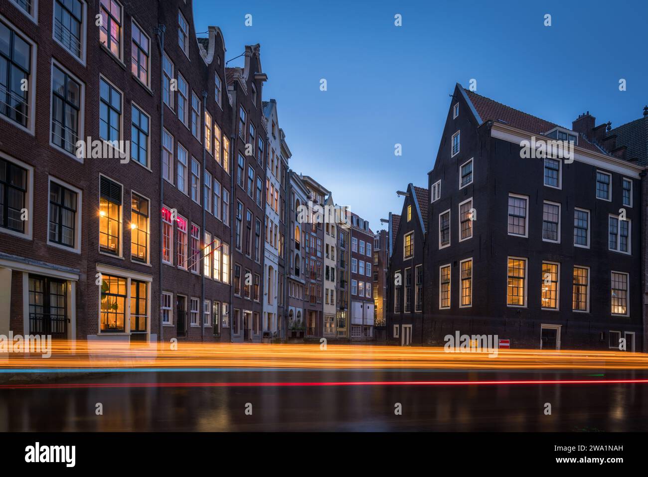 Canal du soir et sentiers lumineux avec fenêtres éclairées à Amsterdam Banque D'Images