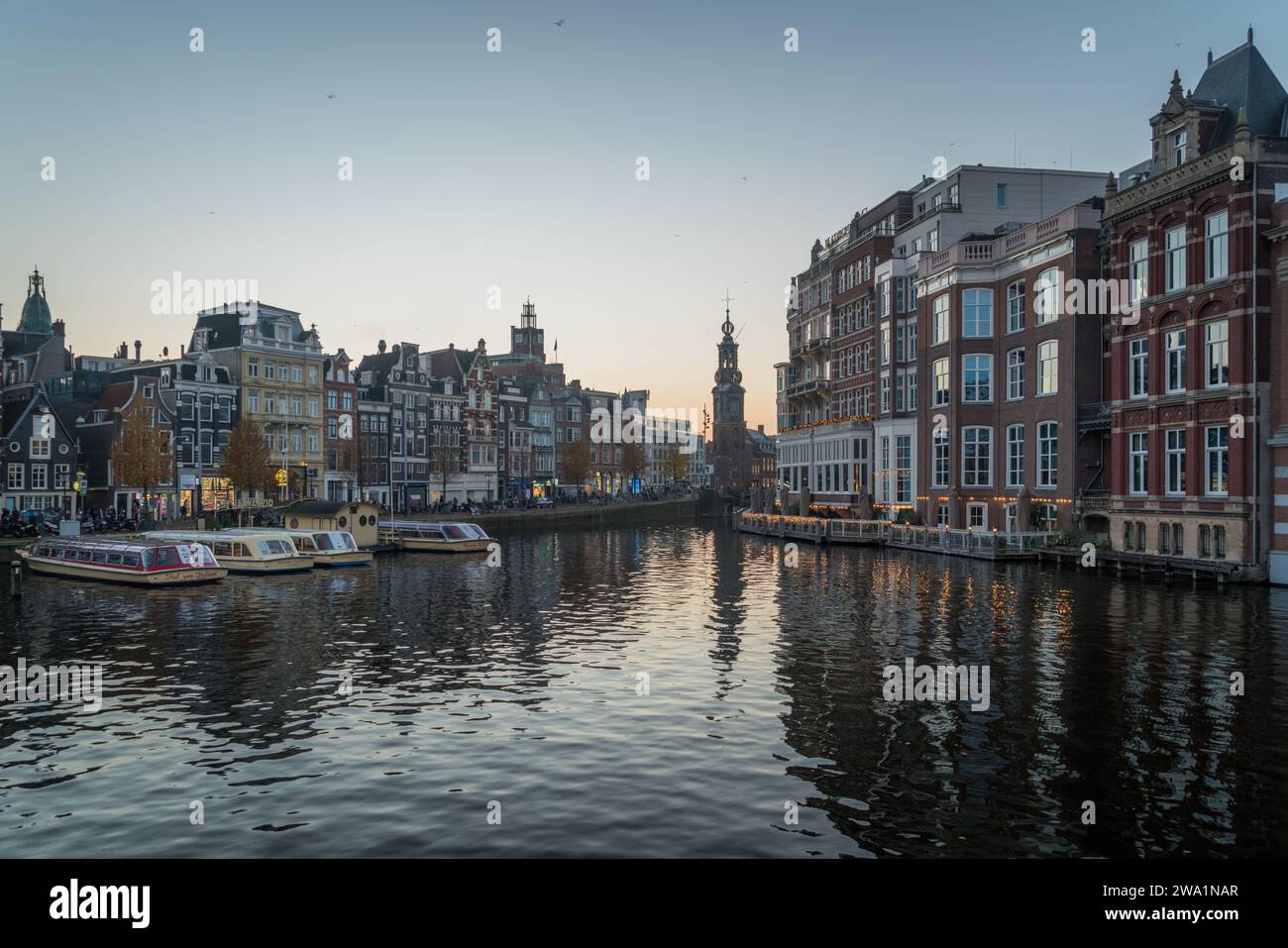 Vue matinale de la ville et du canal d'Amsterdam Banque D'Images