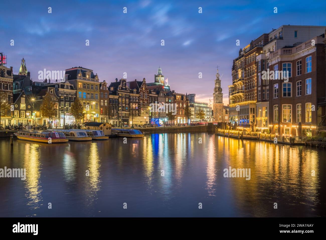 Le soir, front de mer d'Amsterdam avec lumières de la ville Banque D'Images