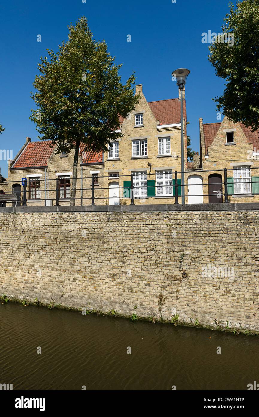 Dixmude est au centre du Westhoek flamand. La viulle est connue pour le rôle important qu'elle a joue ainsi que sa plaine environnementale dans le deroule Banque D'Images