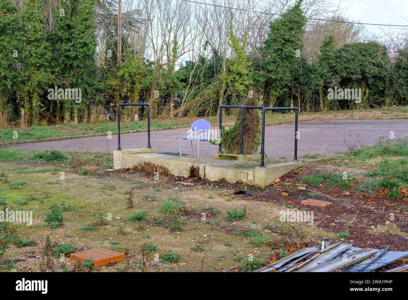 Les restes d'une rampe en béton et d'un siège du cabinet GP maintenant fermé et démoli à Barham Claydon, Suffolk. Décembre 2023. Banque D'Images