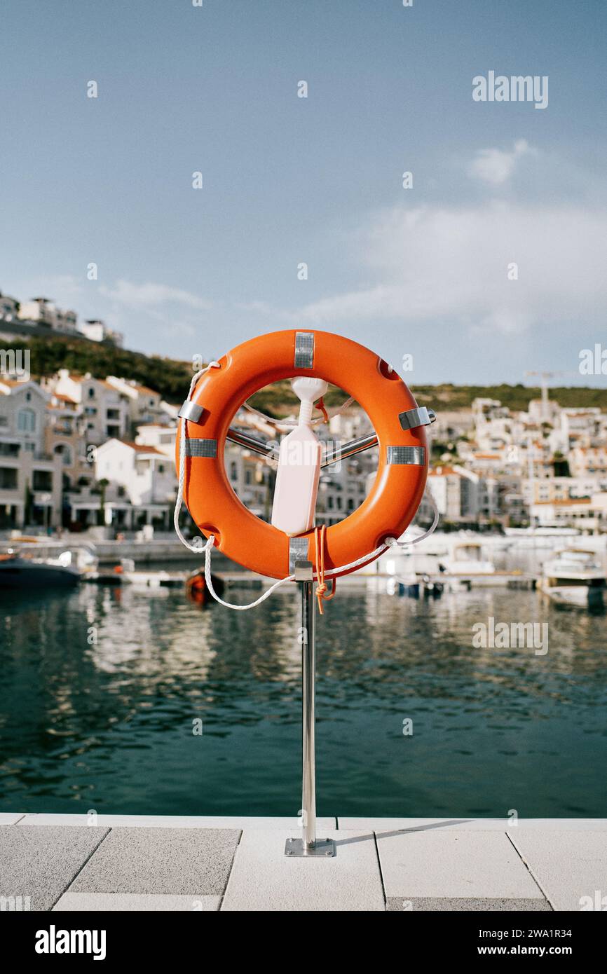 Bouée de sauvetage sur un stand avec un verrou se dresse sur la rive de la baie de Lustica. Monténégro Banque D'Images