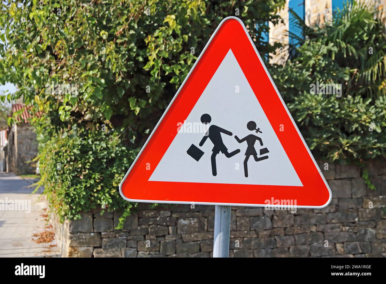 Attention, enfants traversant panneau routier Banque D'Images