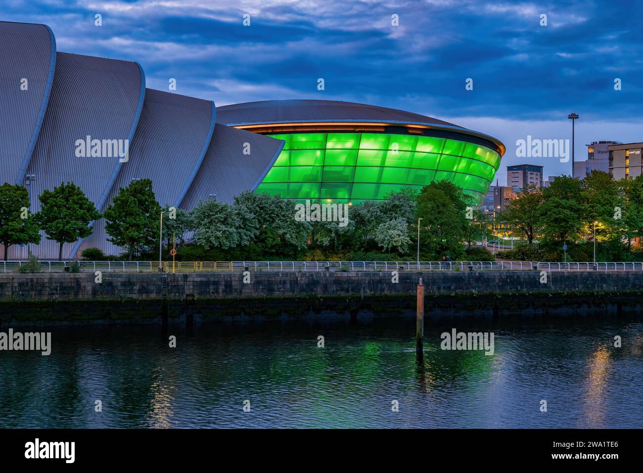 SEC Armadillo auditorium et l'arène intérieure OVO Hydro au crépuscule dans le Scottish Event Campus dans la ville de Glasgow, Écosse, Royaume-Uni. Banque D'Images