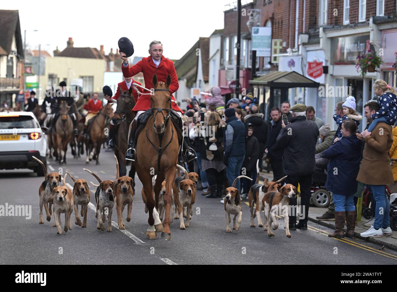 Puckeridge et Essex Union Hunt Parade du nouvel an le Puckeridge et Essex Union Hunt parade le long de Maldon High Street dans l'Essex UK pour leur réunion annuelle du jour de l'an. Maldon Essex UK Copyright : xMartinxDaltonx Maldon Hunt 010124 MD 207 Banque D'Images