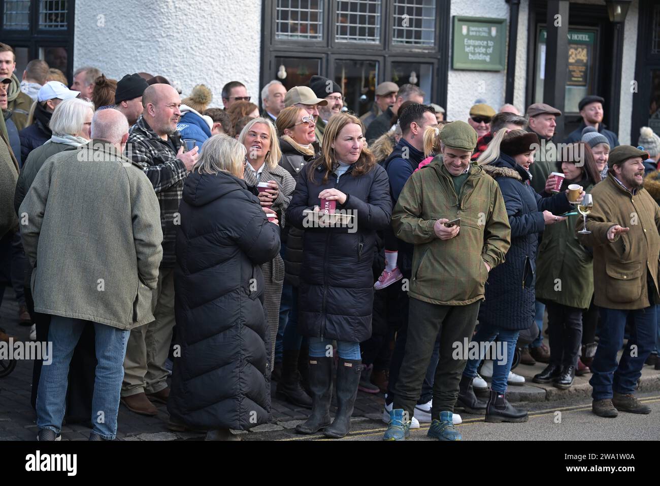 Puckeridge et Essex Union Hunt Parade du nouvel an le Puckeridge et Essex Union Hunt parade le long de Maldon High Street dans l'Essex UK pour leur réunion annuelle du jour de l'an. Maldon Essex UK Copyright : xMartinxDaltonx Maldon Hunt 010124 MD 200 Banque D'Images