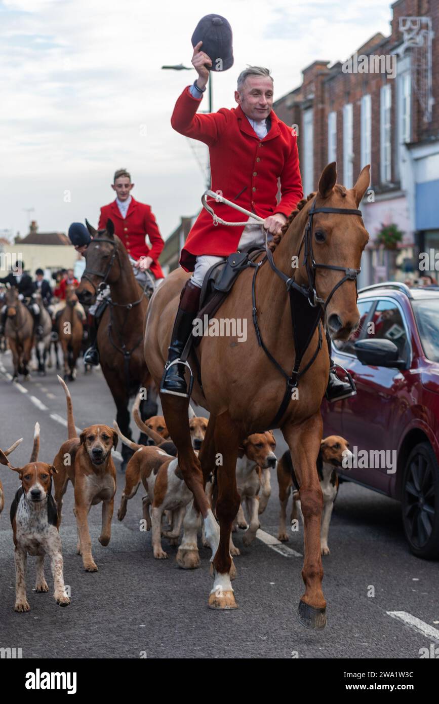 High Street, Maldon, Essex, Royaume-Uni. 1 janvier 2024. Le Puckeridge et Essex Union Hunt (formé par la fusion de l'Essex avec Farmers & Union Hunt et le Puckeridge Hunt) défilaient leurs chevaux et leurs chiens le long de Maldon High Street pour leur réunion annuelle du jour de l'an. Des partisans de Hunt, des membres du public et des manifestants anti-chasse d'action contre Foxhunting ont assisté à l'événement Banque D'Images