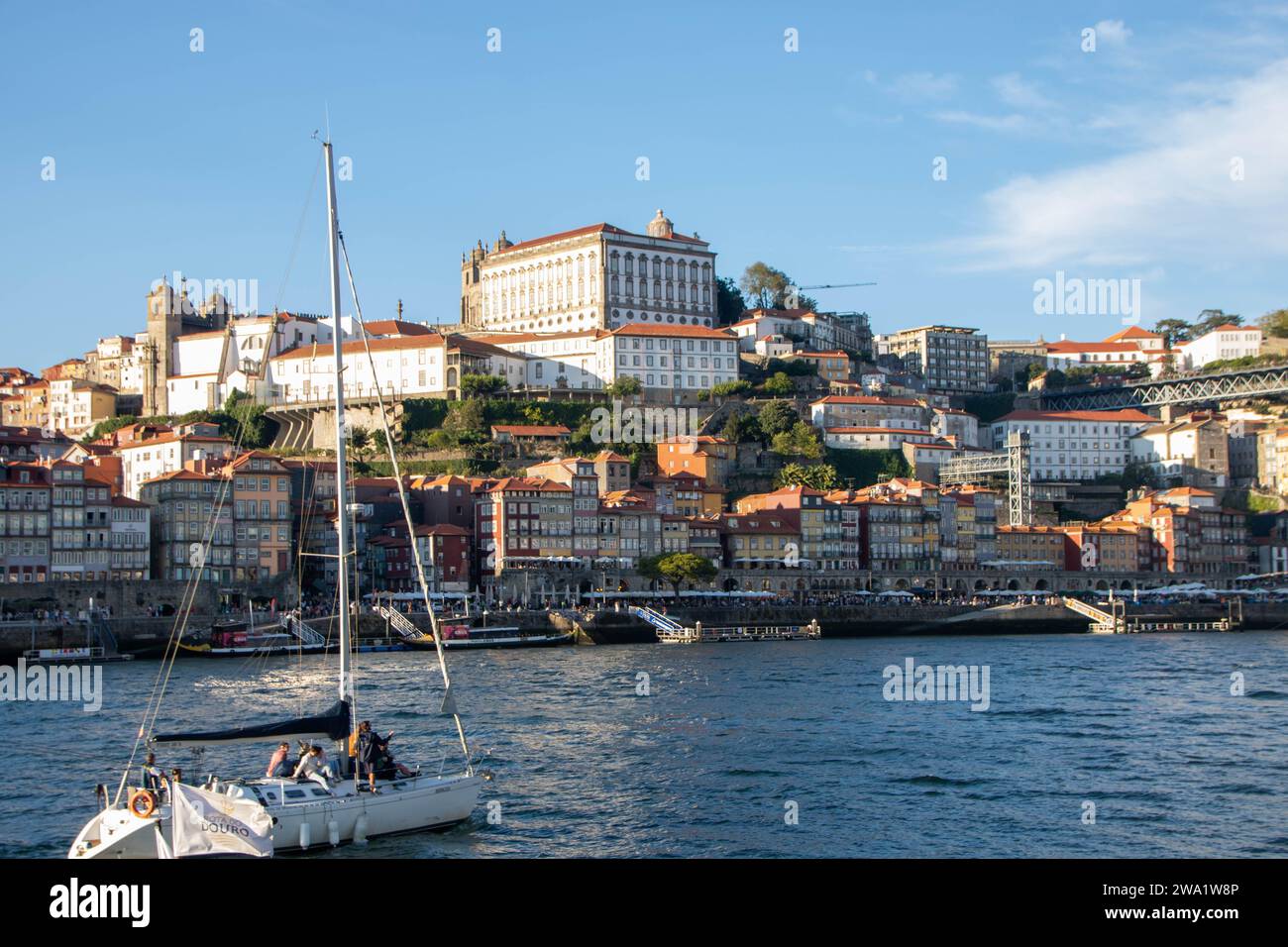A Porto, Portugal, le 2023 août, quartier de Ribeira dans le centre historique de Porto sur la rive du Douro Banque D'Images