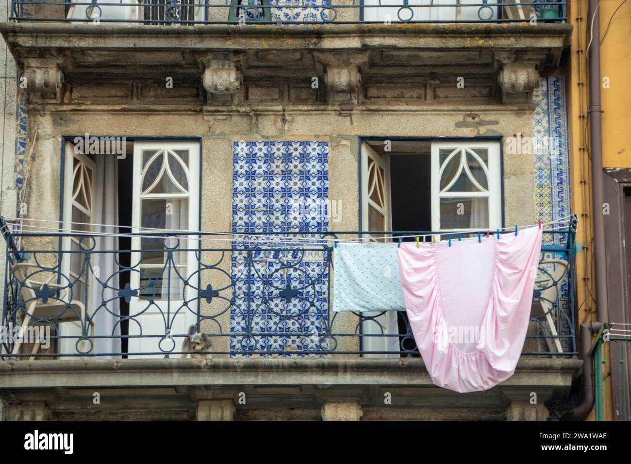 Façade typique de palais, carrelée d'azulejos, dans le quartier Ribeira de Porto Banque D'Images