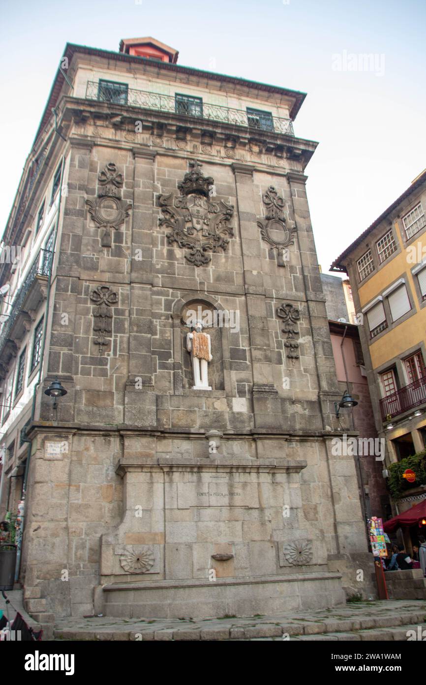 À Porto, Portugal, le 2023 août, fontaine du 17e siècle avec statue de Jean-Baptiste sur la place Riberia Banque D'Images