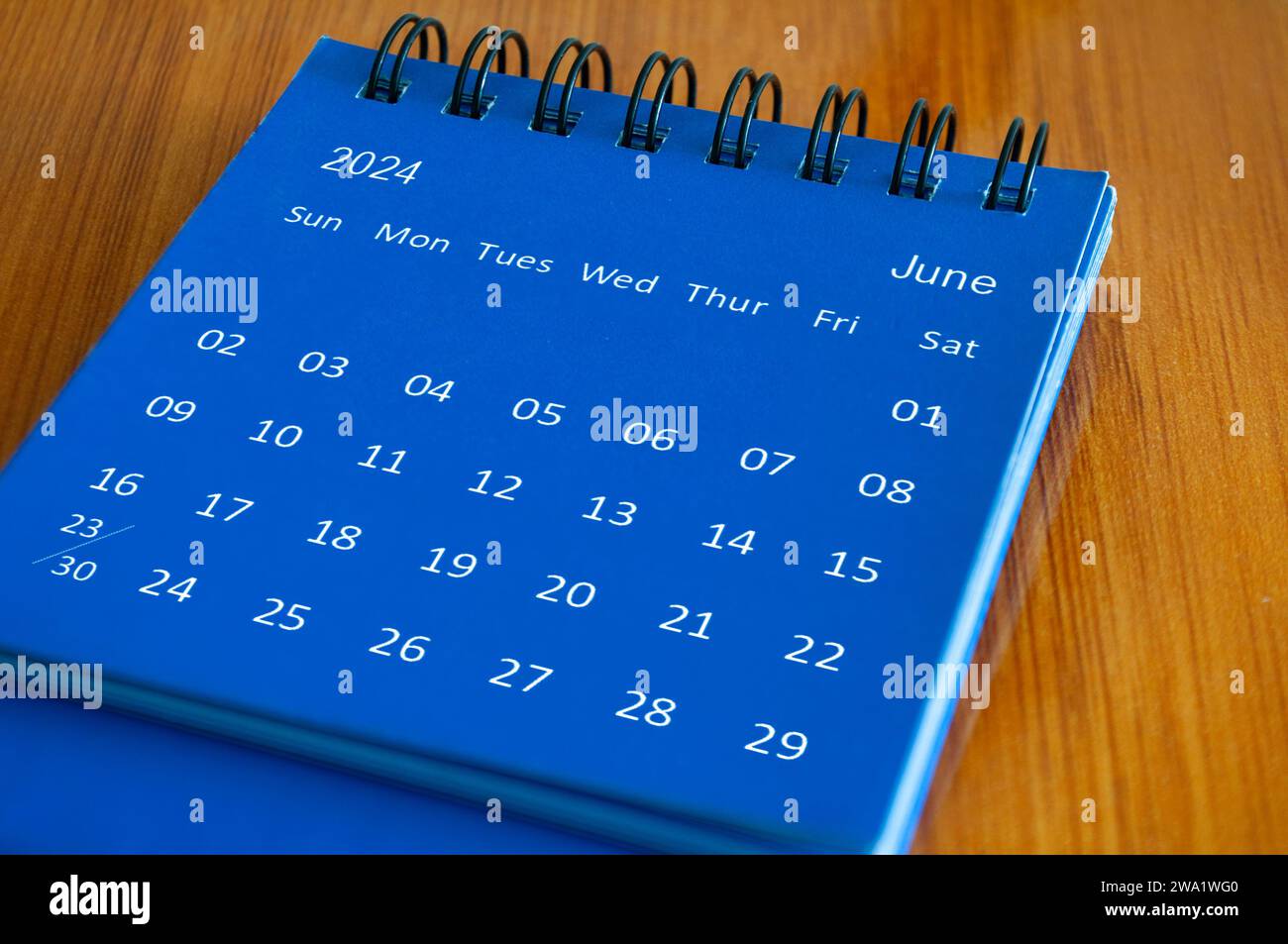 Calendrier de table de juin 2024 sur bureau en bois. Concept d'heure et de calendrier. Banque D'Images