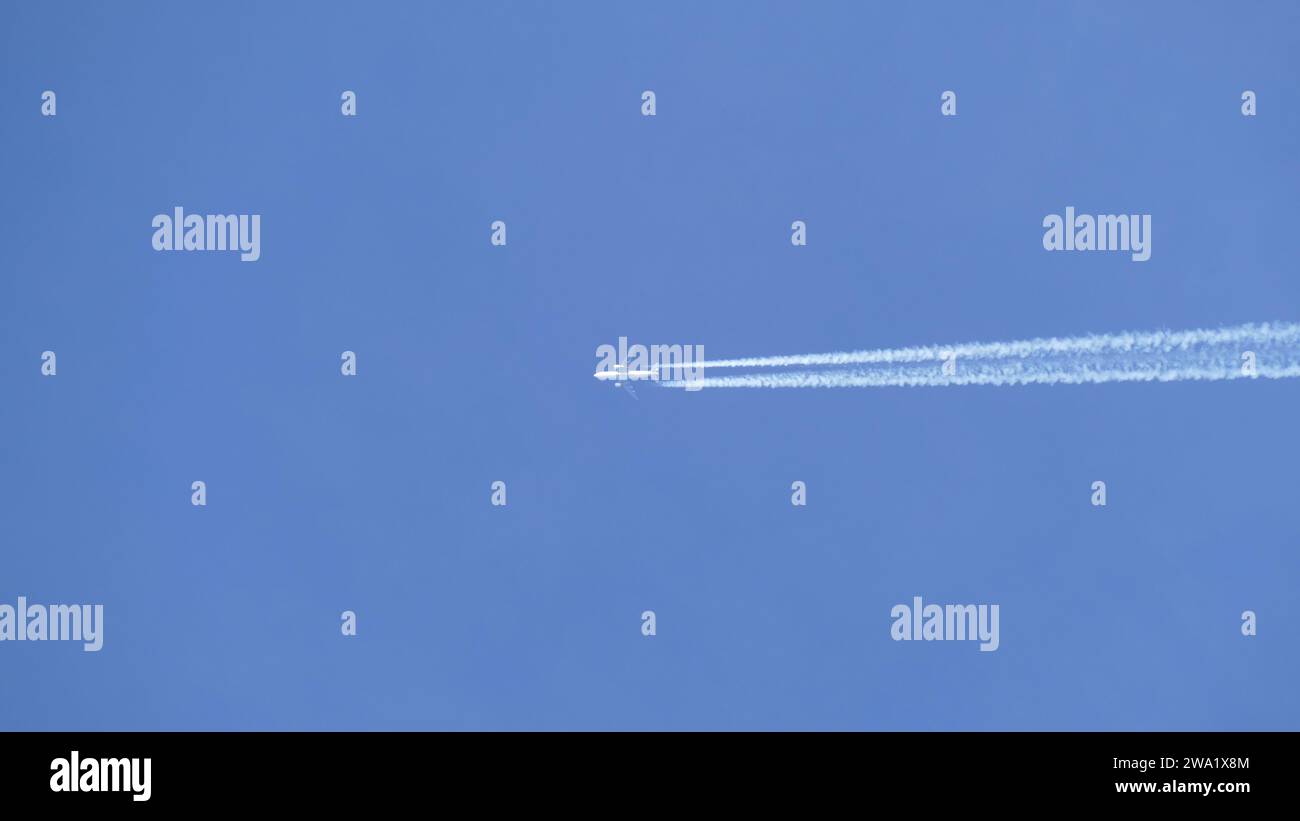 Vol d'un avion dans le ciel Banque D'Images