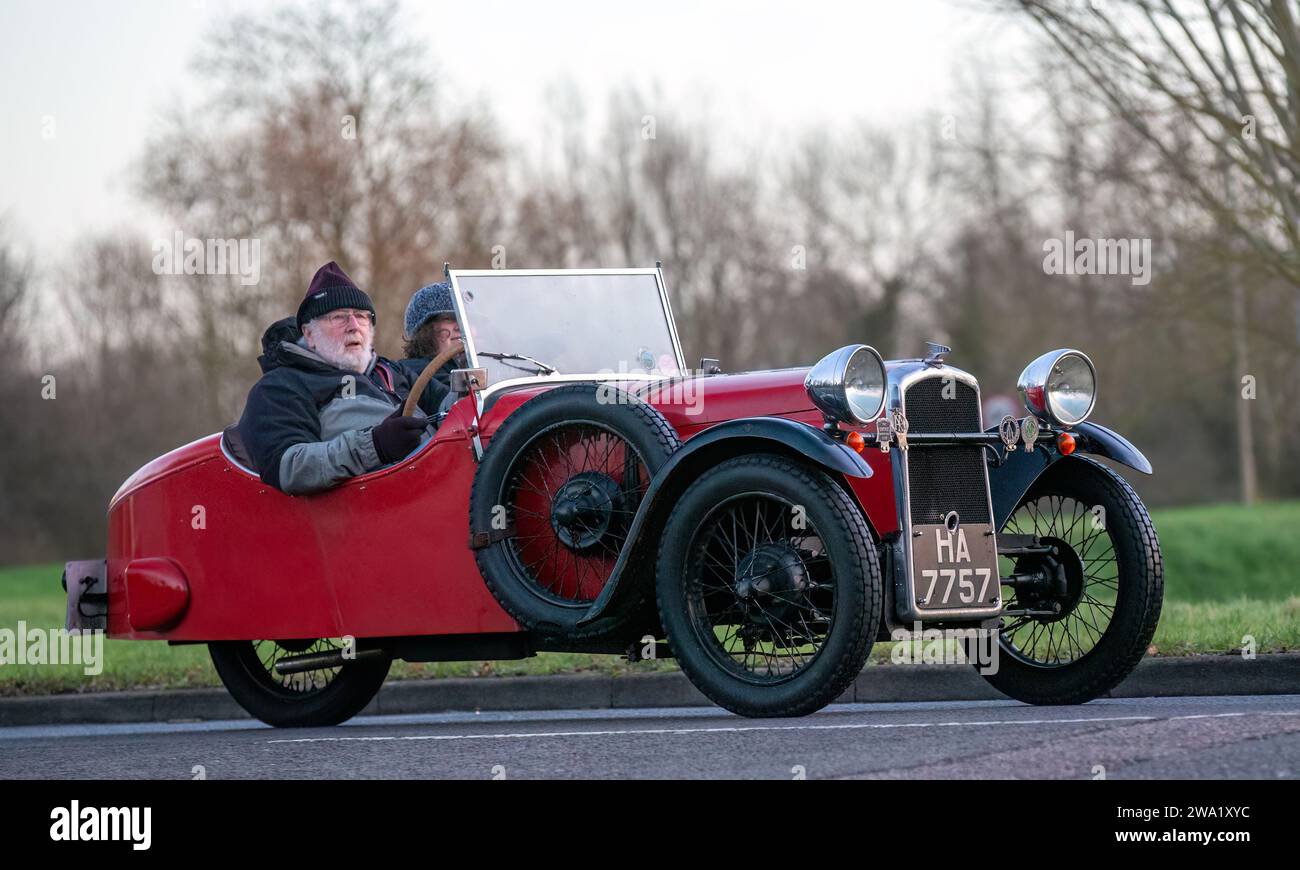 Stony Stratford,UK 1st Jan 2024 Une voiture trois roues BSA de 1932 arrive à Stony Stratford pour le festival annuel des véhicules vintage et classiques du jour de l'an. Crédit : Sue Thatcher/Alamy Live News Banque D'Images