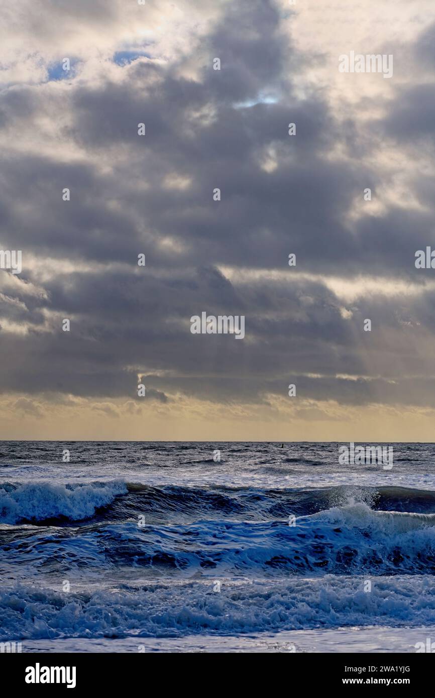 météo hivernale sauvage avec des vagues de tempête sur une plage Banque D'Images