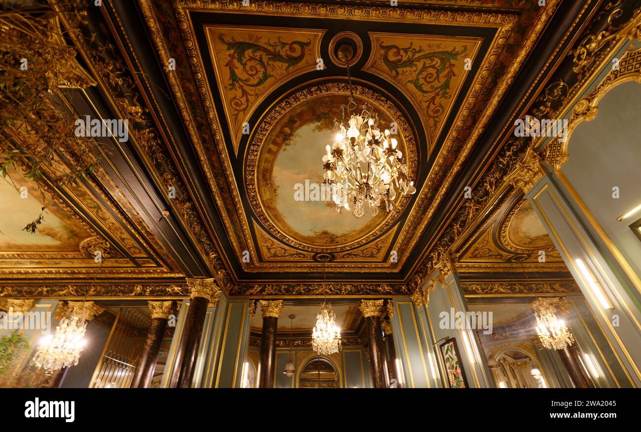 Starbucks Capucines situé juste à côté de l'Opéra Garnier, au Boulevard des Capucines, dans un bâtiment datant du 17e siècle qui dans son parcours Banque D'Images