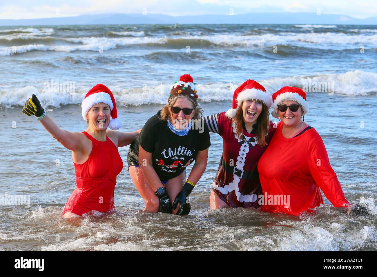 Irvine, Ayrshire, Royaume-Uni. 01 Jan 24. Irvine, Royaume-Uni. Plusieurs centaines de personnes ont pris part à la fête annuelle Polar Plunge du jour de l'an de Irvine Beach, Ayrshire, dans le Firth of Clyde. Beaucoup de nageurs collectaient des fonds pour l'association Credit : Findlay/Alamy Live News Banque D'Images