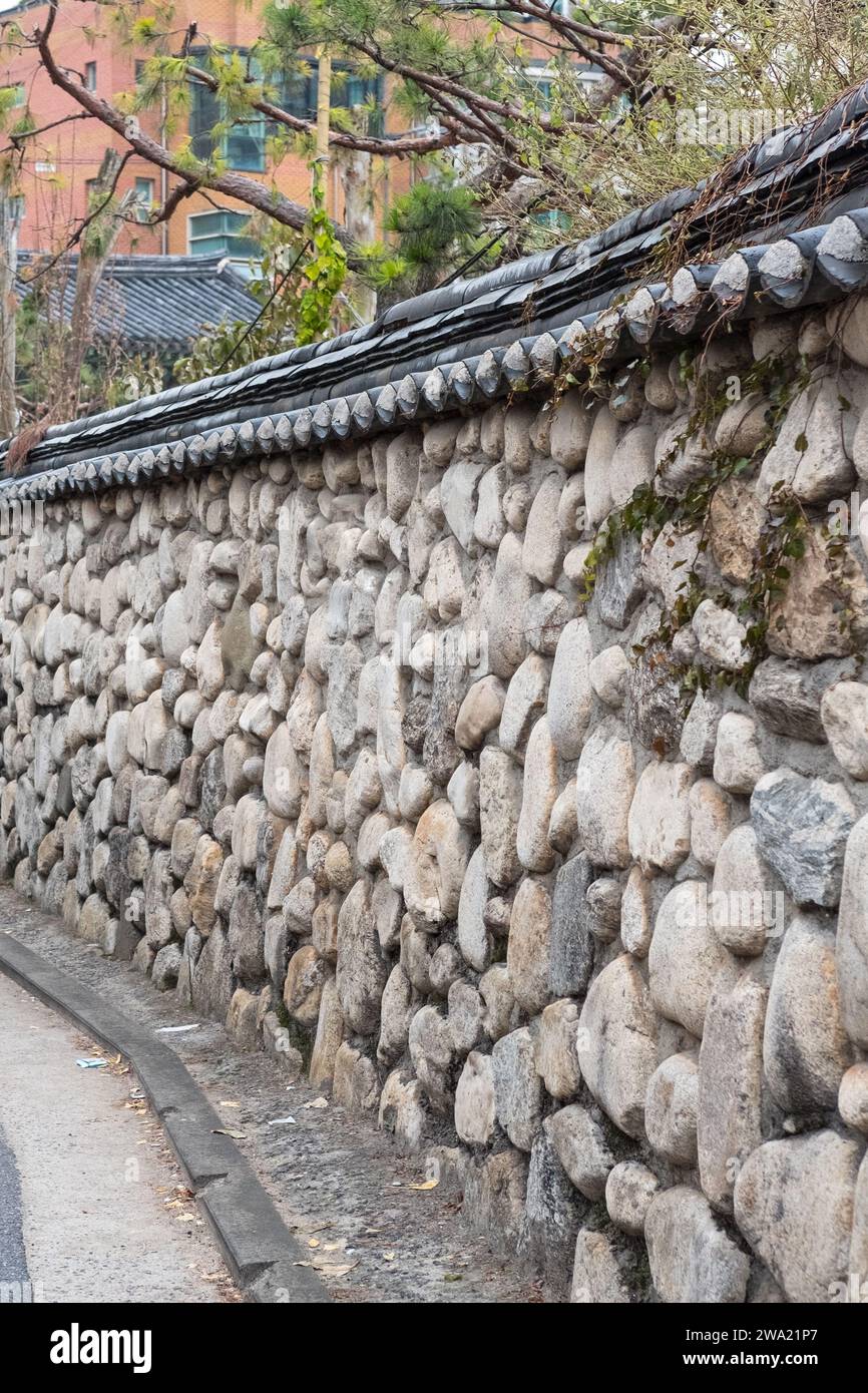 Mur traditionnel coréen en pierre avec toit Banque D'Images