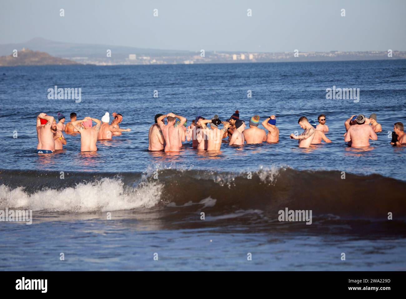 Portobello, Édimbourg, Écosse, Royaume-Uni. 1 janvier 2024. Groupe de soutien en santé mentale Blueballs, Loony Dook, lors d'un magnifique jour de l'an ensoleillé. Crédit Archwhite/alamy Live News. Banque D'Images