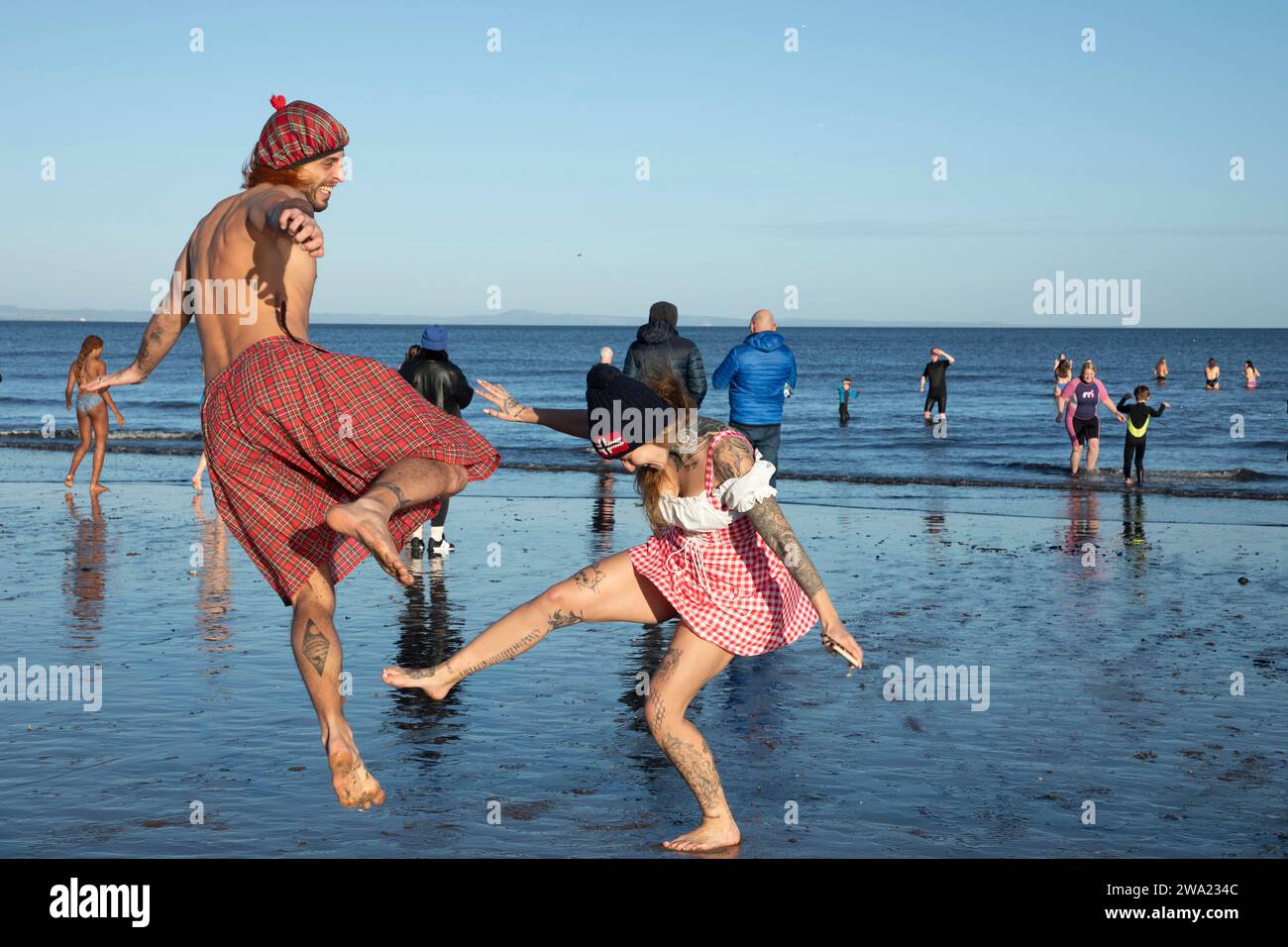 Portobello, Édimbourg, Écosse, Royaume-Uni. 1 janvier 2024. Delphin et Hugo de France sautent en 2024, Portobello, par le Firth of Forth. Crédit : Arch White/alamy Live News. Banque D'Images