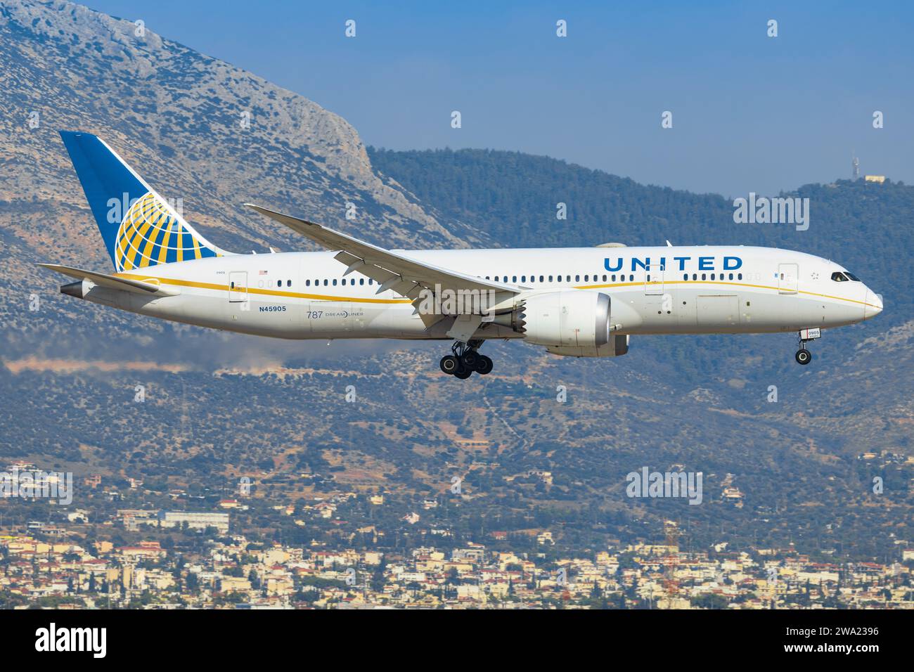 Athen, Grèce - 28 août 2023 : United Airliners Boeing 787 approche de l'aéroport d'Athen Banque D'Images
