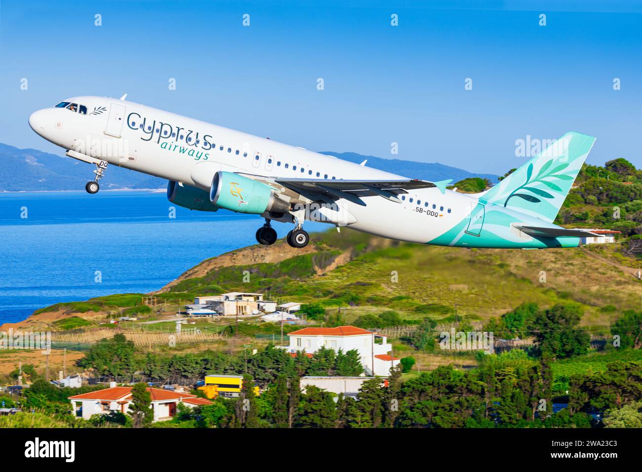 Skiathos, Grèce - 24 août 2023 : Cypruss A320 approche de l'aéroport de Skiathos Banque D'Images