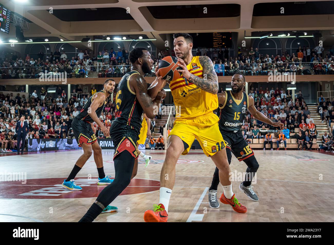 Monaco, Monaco. 29 décembre 2023. Les joueurs de Monaco #45 Donta Hall, 12 Petr Cornelie, 15 Kemba Walker et le joueur de Barcelone #14 Willy Hernangomez vus en action lors du match entre L'AS Monaco et le FC Barcelone à la salle Gaston-Medecin pour le 17e tour de l'Euroleague Turkish Airlines. Score final : AS Monaco 91-71 FC Barcelone. Crédit : SOPA Images Limited/Alamy Live News Banque D'Images