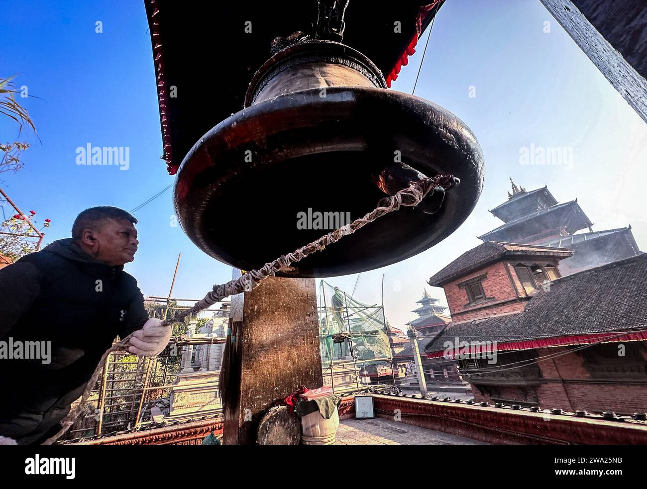 Katmandou, Bagmati, Népal. 1 janvier 2024. Un homme sonne la grande cloche hitoriale, qui sonne tous les matins pour offrir des prières à la déesse Taleju Bhawani sur la place Hanumandhoka Durbar à Katmandou, au Népal, le 1 janvier 2024. (Image de crédit : © Sunil Sharma/ZUMA Press Wire) USAGE ÉDITORIAL SEULEMENT! Non destiné à UN USAGE commercial ! Banque D'Images