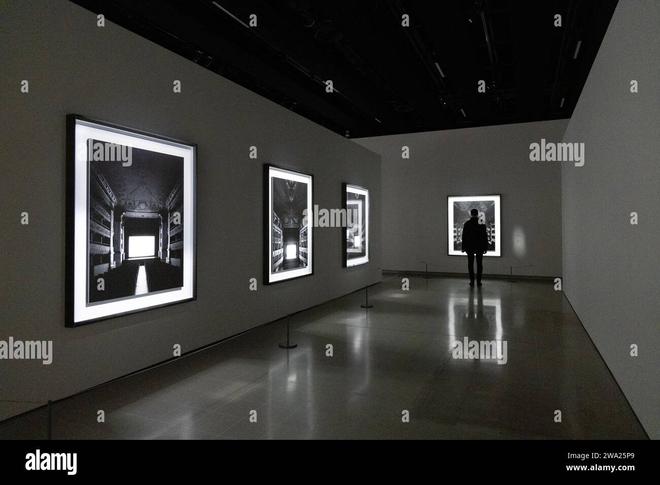 'Theaters' travaille à l'exposition Hiroshi Sugimoto Time machine 2023 à la Hayward Gallery, Londres, Angleterre Banque D'Images